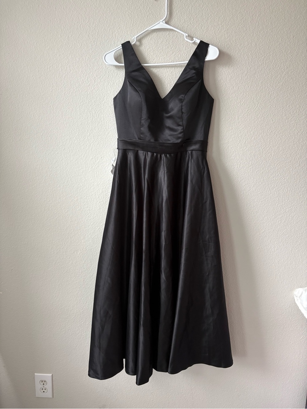 Elegant Black V-Neck Midi Dress